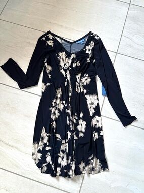 Simply Vera Soft flowing Navy Floral dress, Size L. Vera Wang